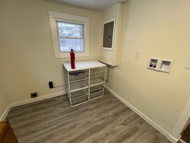 Building Photo - Recently Renovated 2-Bedroom Home with 2-C...