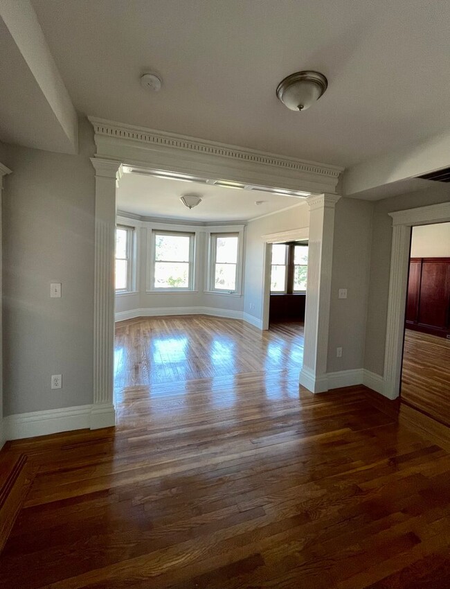 Building Photo - Nice 3 bed in Brookline