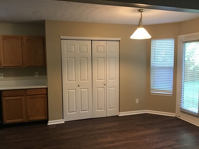 Building Photo - 1196 River Ridge Dr