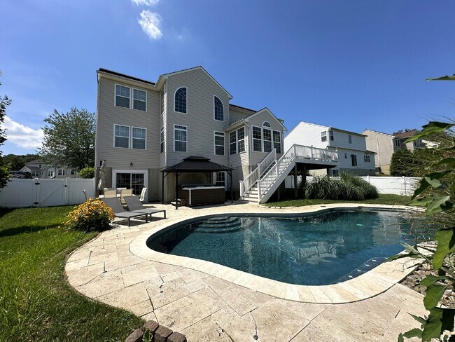 Building Photo - Gorgeous 6-Bedroom 3.5-Bath Colonial in Ma...