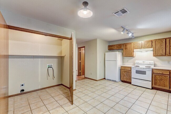 Building Photo - 10616 White Oak Canyon Rd, Oklahoma City, OK 73162
