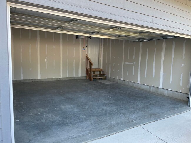 Building Photo - 4 bed 3 bath Townhome For Rent!