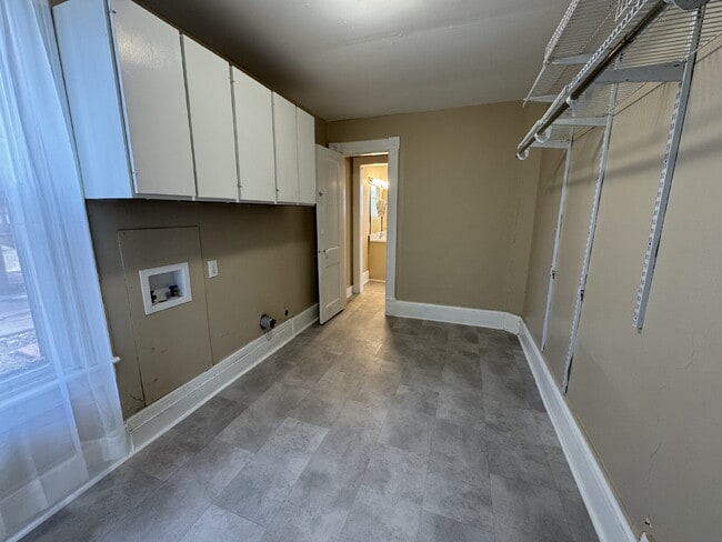 Building Photo - 3 Bedroom 2 Bath Where Timeless History Meets Modern Living!