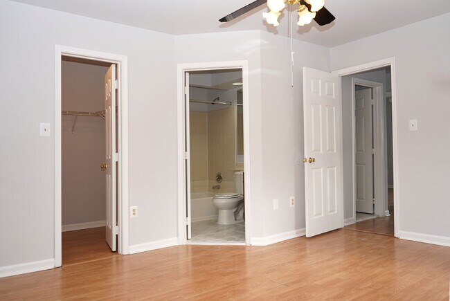 Building Photo - 4 Bedroom 3.5 Bath Townhome in Woodbridge, VA