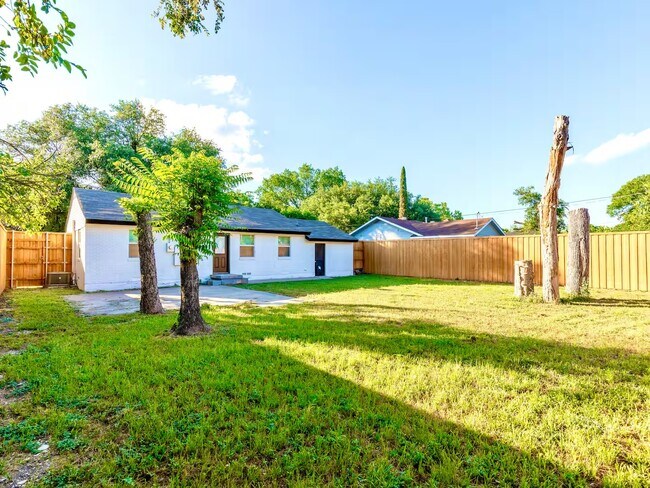 Building Photo - 2808 Grayson Dr
