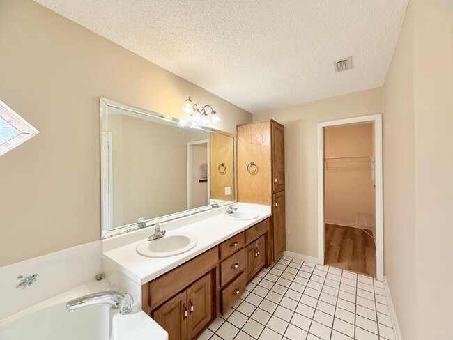 Building Photo - Spacious 4-Bedroom Home - Woodbine Springs