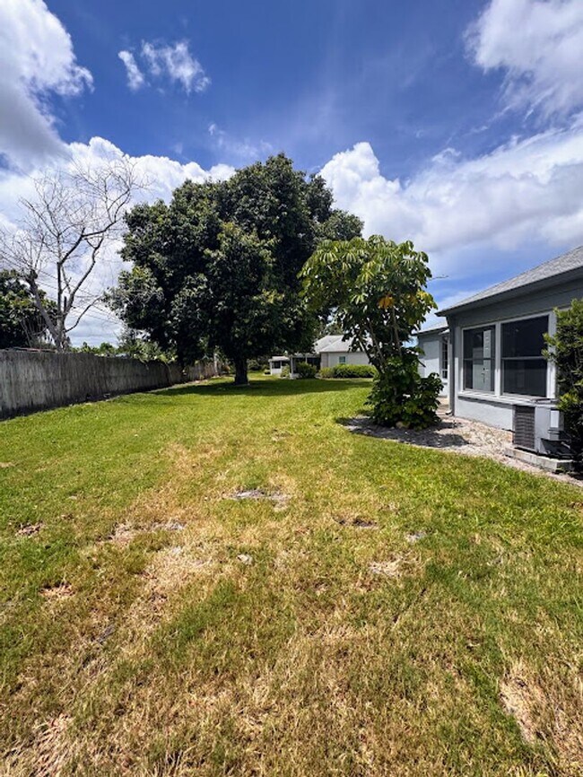 Building Photo - Stylish Seminole Condo with Private Garage in Chateaux de Bardmoor 55+ Community