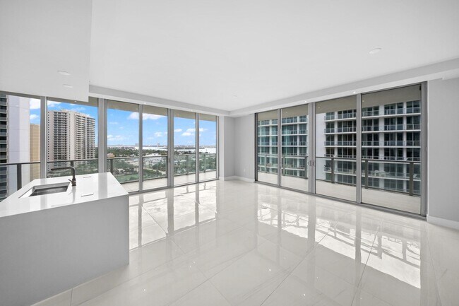 Building Photo - 3100 N Ocean Dr