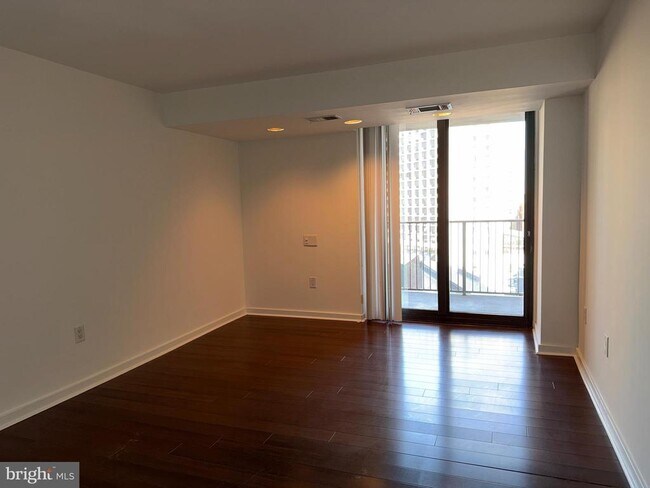 Building Photo - 1420 Locust St