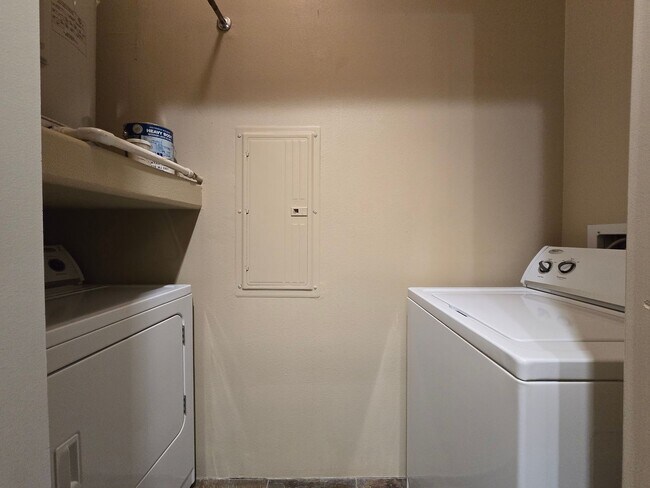 Building Photo - 1405 Vegas Verdes Dr