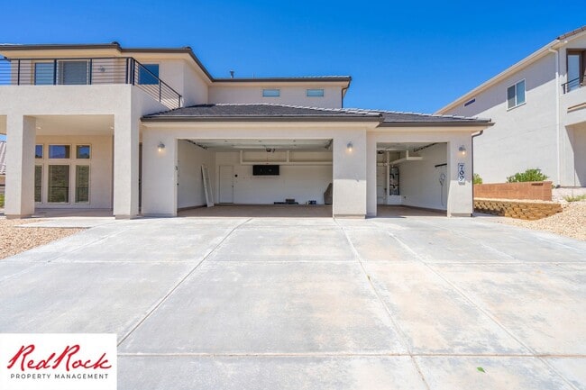 Building Photo - Stunning 4 Bedroom Home. Dog friendly!