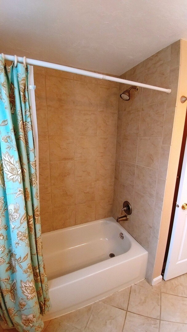 Building Photo - Gorgeous Home with Granite Counters and Custom Built-ins!