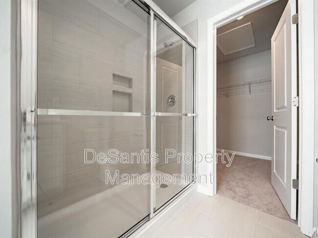 Building Photo - 1451 Hastings Cres