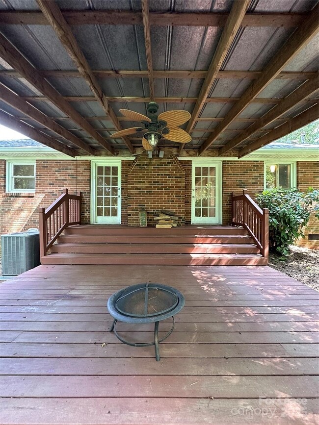 Building Photo - 6918 Woodstock Dr
