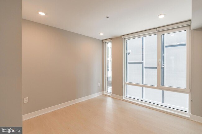 Building Photo - 6604 Ridge Ave