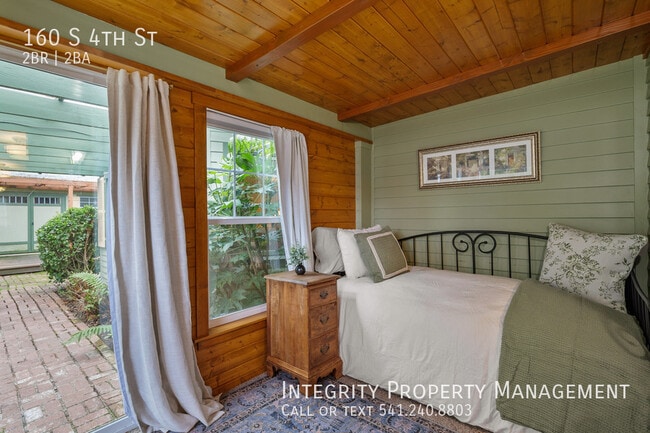 Building Photo - 160 S 4th St