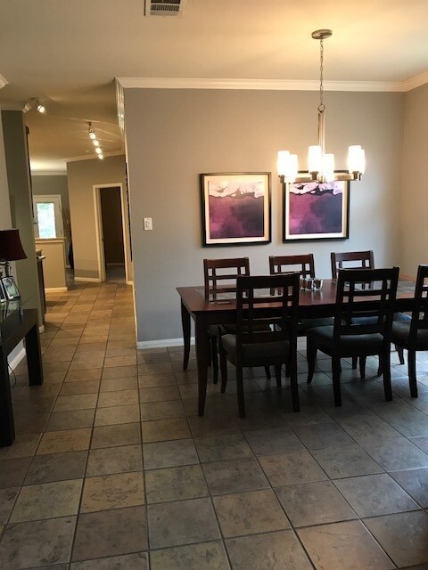 Building Photo - 807 Windhurst
