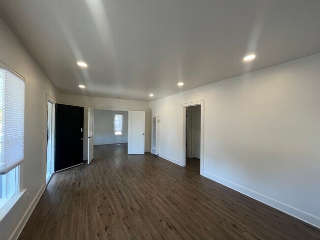 Building Photo - 644 Mountain View St