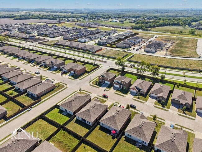 Building Photo - 527 London Dr