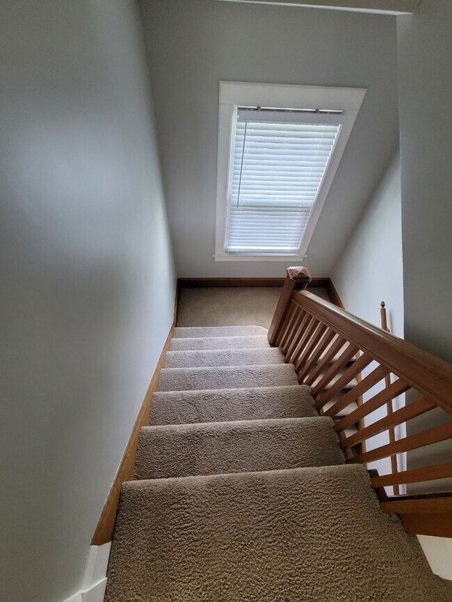 Building Photo - Beautiful 4 bedroom 2.5 house