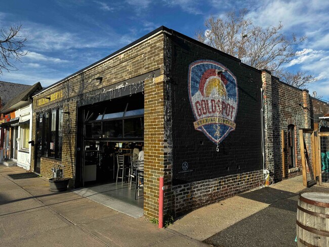 Building Photo - 2824 W Parkside Pl