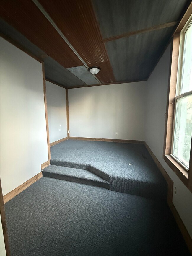 Building Photo - 302 S Mayne St
