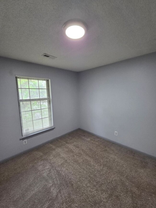 Building Photo - Updated 2 Bedroom / 1 Bathroom in Lee's Summit!!