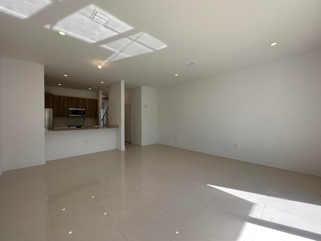 Building Photo - 815 NE 17th Ave