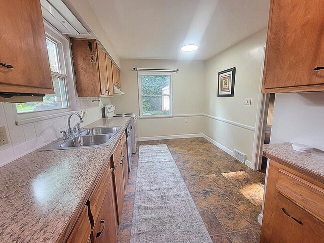 Building Photo - 1679 Tanglewood Dr