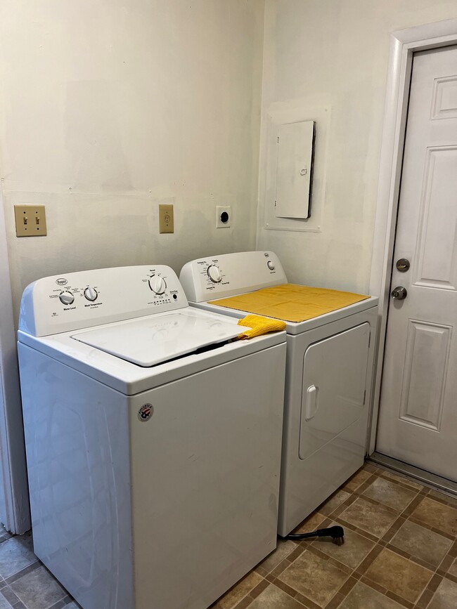 Washer/Dryer - 206 Elliot Ave