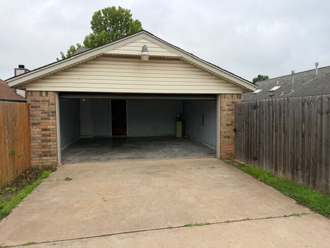 Building Photo - Adorable cottage style three bed, two bath, two car garage home in Moore Schools!