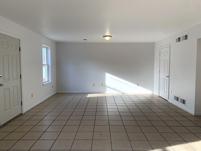 Building Photo - PERFECT COLLEGE RENTAL ONLY A HALF MILE FR...