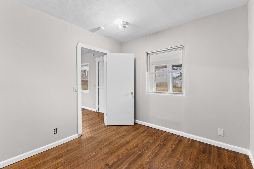 Building Photo - 922 Dakin St