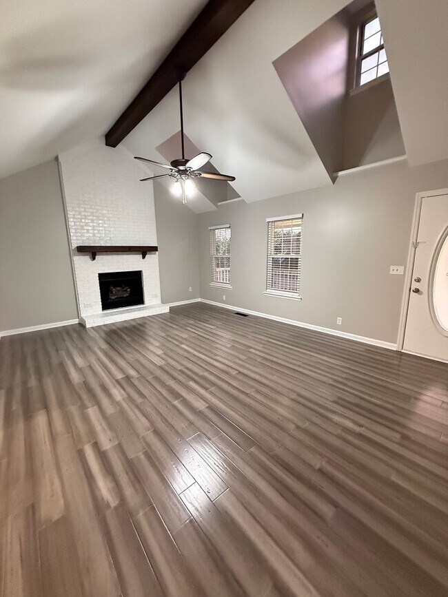 Building Photo - Newly Renovated 3 BR 2 Bath brick home