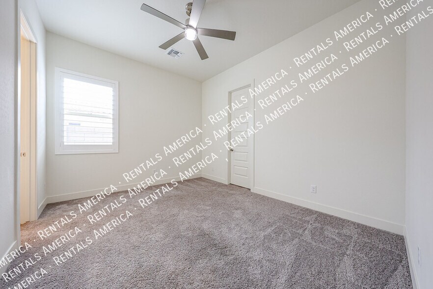 Building Photo - 274 S 164th Dr