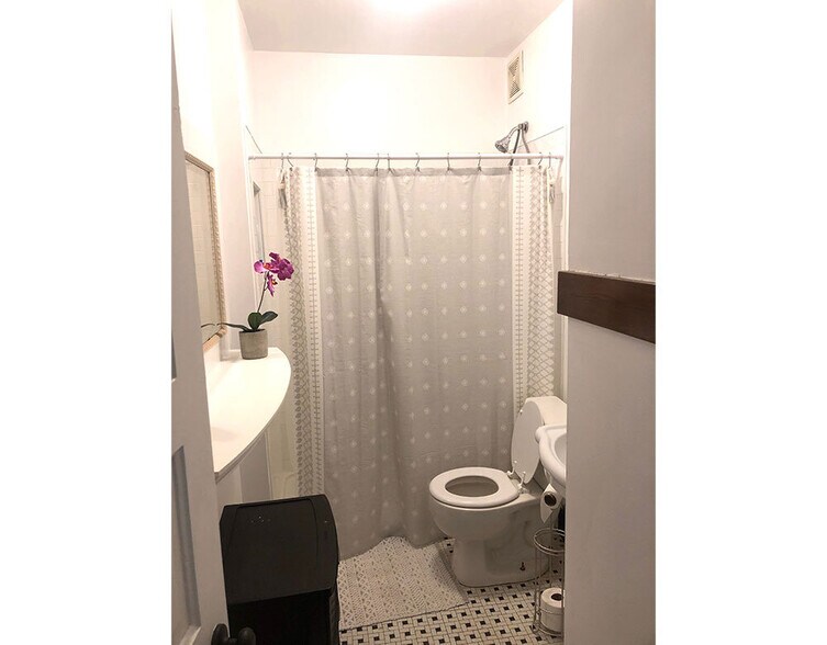 Building Photo - 1507 W Callender Ave