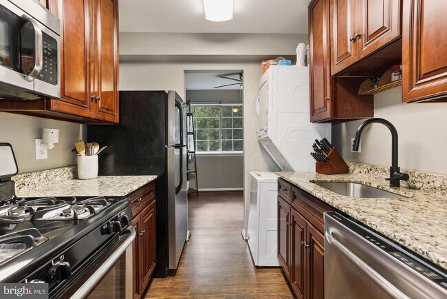 Building Photo - 1541 Colonial Dr