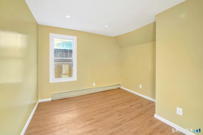 Building Photo - 27 Walnut Ave