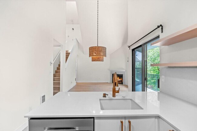 Building Photo - Stylish Lake Oswego 1 Bedroom Condo with Loft — Walk to Shops & Parks
