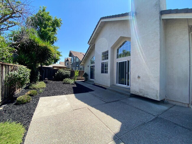 Building Photo - Pleasanton 3 Bd./2 Bath, Lots of Light, Top Rated Schools, Close to 580/680, Shopping & Restaurants