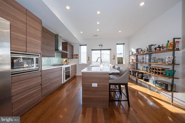 Building Photo - 1326 N Mascher St