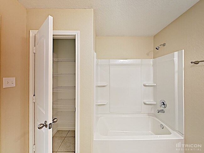 Building Photo - 733 Totem Trail Dr