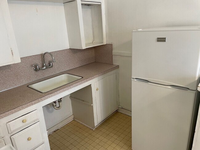 Building Photo - Spacious 2 Bed 1 Bath Condo in University of Washington District.