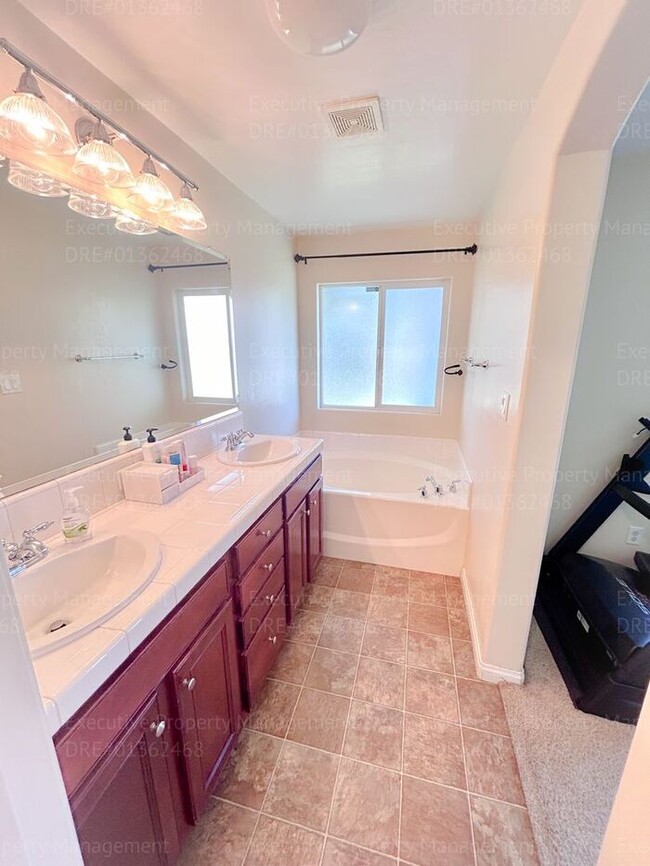 Building Photo - REDUCED! Spacious 4 bedroom 2 bathroom hom...