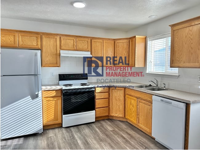 Building Photo - 1596 Dustin Cir