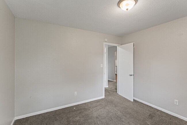 Building Photo - Affordable 2-Bedroom Duplex with Garage, D...