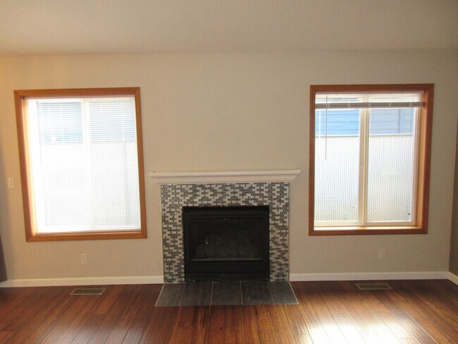 Building Photo - Great Three Bedroom in South Salem