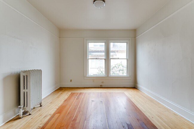 Building Photo - 4 Bedroom Ground Floor Apartment in Westside Neighborhood