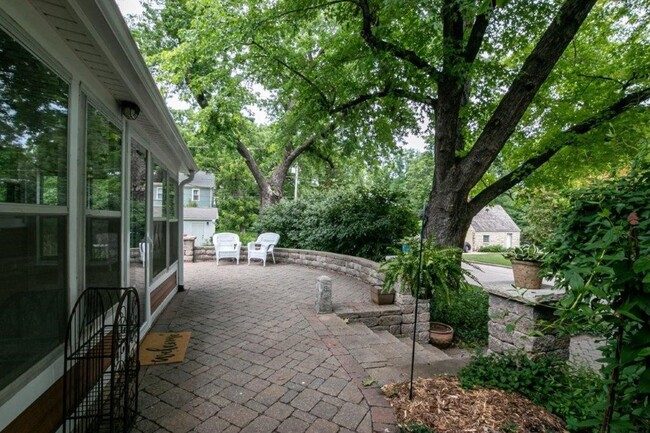 Building Photo - QUAINT COTTAGE IN THE CENTER OF IT ALL!