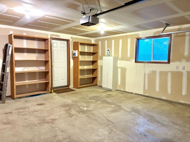 Building Photo - Spacious Ranch Style Home w/ private patio and yard, 2 car garage and vaulted ceilings